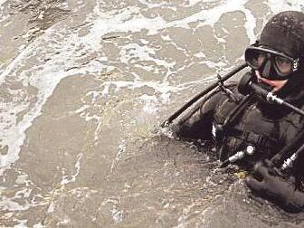 Zwei Minentaucher der Marine beim Training.    