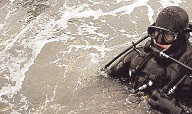 Zwei Minentaucher der Marine beim Training.    