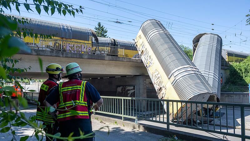 Nach dem Absturz zweier Güterzug-Waggons von einer Brücke Nach dem Absturz zweier Güterzug-Waggons von einer Brücke