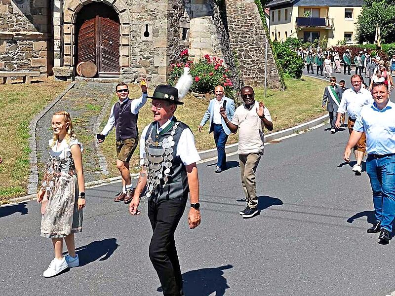 Ein farbenprächtiger Festzug wurde von den Zuschauern mit viel Beifall bedacht.Karl-Heinz Hofmann Ein farbenprächtiger Festzug wurde von den Zuschauern mit viel Beifall bedacht.Karl-Heinz Hofmann
