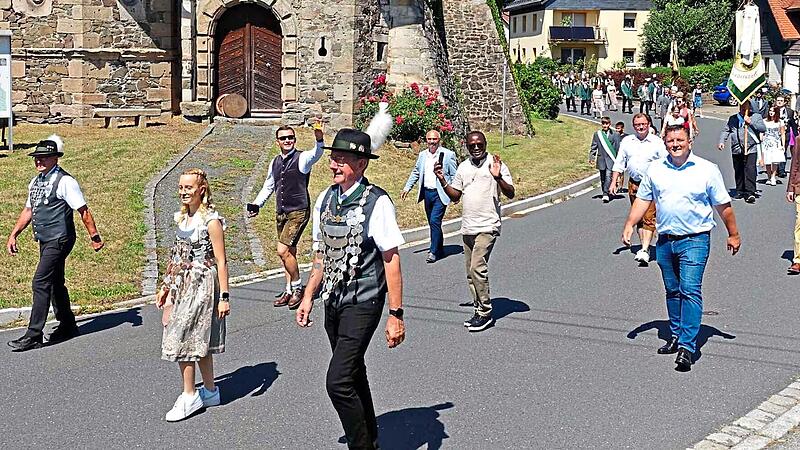 Ein farbenprächtiger Festzug wurde von den Zuschauern mit viel Beifall bedacht.Karl-Heinz Hofmann Ein farbenprächtiger Festzug wurde von den Zuschauern mit viel Beifall bedacht.Karl-Heinz Hofmann