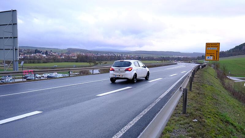 Die Autobahnabfahrt der A&nbsp;71 zwischen M&uuml;nnerstadt und Burglauer ist immer wieder Schauplatz von Unf&auml;llen. Das Einf&auml;deln in den Bundesstra&szlig;enverkehr ist nicht immer problemlos.