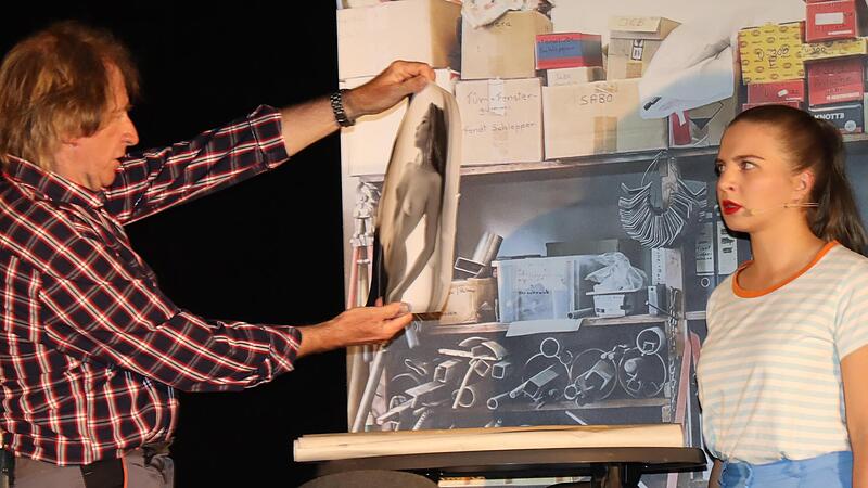 Frischer Wind in der Sanit&auml;r-Werkstatt: Die Poster mit den nackten Frauen m&uuml;ssen weg, fordert die neu eingestellte Jasmin (Sarah Tordai) von ihrem Chef (Rainer Dolhus).