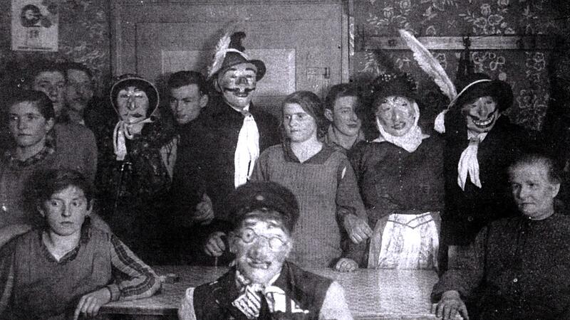 Eine lustige Gesellschaft beim sogenannten &bdquo;W&auml;rschd kratz&rsquo;&ldquo; (Wurstkratzen) in Niederndorf (Herzogenaurach; 1930-32)