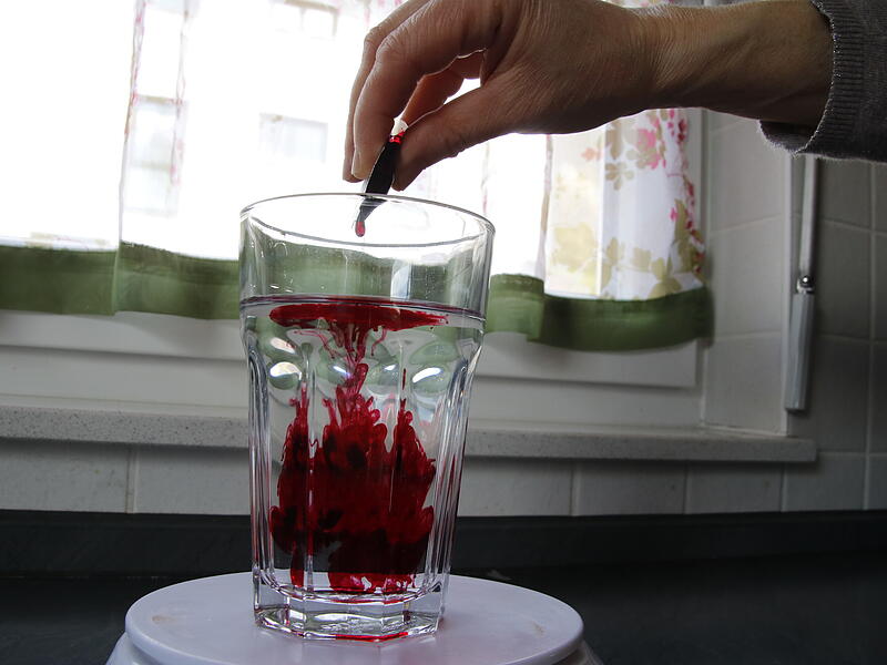 Die Farbe wird ins Essig-Wasser-Gemisch gegeben