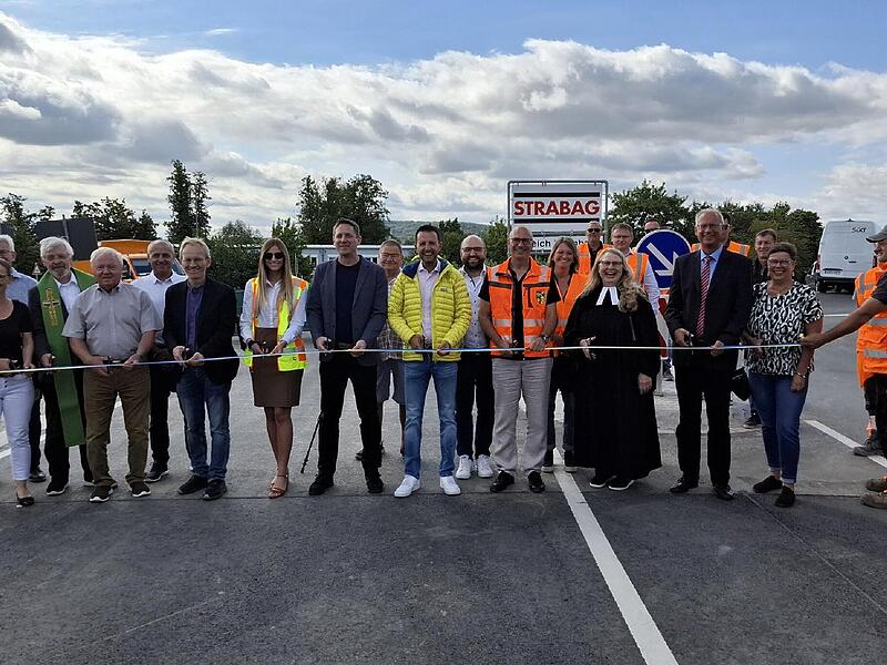Mit der Durchtrennung des Bandes gaben die Beteiligten feierlich den Kreisel für den Verkehr frei.