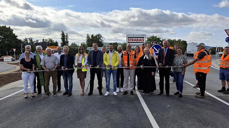 Mit der Durchtrennung des Bandes gaben die Beteiligten feierlich den Kreisel für den Verkehr frei.