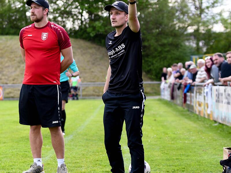 In der vergangenen Saison hat Joseph Wei&szlig; (links, neben Spielertrainer Laurenz Gra&szlig;) nach seiner Verletzung den Job an der Seitenlinie &uuml;bernommen. Inzwischen ist das die Aufgabe des neue Trainers Alexander Derra.