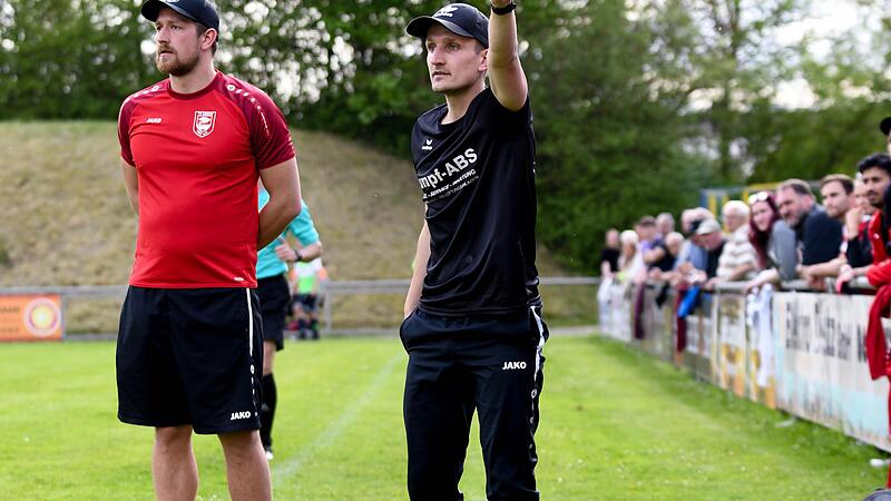 In der vergangenen Saison hat Joseph Wei&szlig; (links, neben Spielertrainer Laurenz Gra&szlig;) nach seiner Verletzung den Job an der Seitenlinie &uuml;bernommen. Inzwischen ist das die Aufgabe des neue Trainers Alexander Derra.