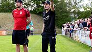 In der vergangenen Saison hat Joseph Wei&szlig; (links, neben Spielertrainer Laurenz Gra&szlig;) nach seiner Verletzung den Job an der Seitenlinie &uuml;bernommen. Inzwischen ist das die Aufgabe des neue Trainers Alexander Derra.