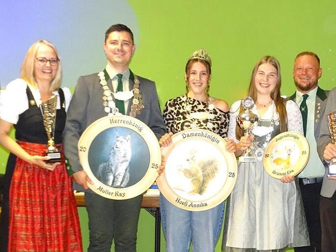 Die Ehrung für das Königsschießen (v. l.): Schützenmeister Lothar Puff, Damenvereinsmeisterin Stephanie Mühlmichl, Schützenkönig Kay Müller, Schützenkönigin Annika Hoeß, Jugendkönigin Eva Brütting, Vorsitzender Michael Nagengast und Zweiter Schütz...
