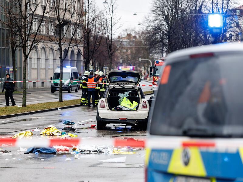 Auto in München in Menschengruppe gefahren