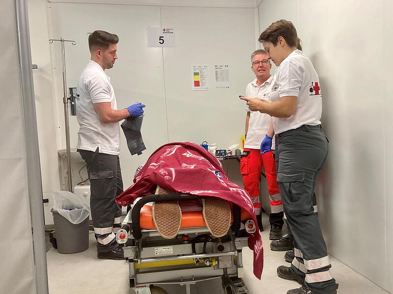 Die Notärztin der  Bergwache spricht das weitere Vorgehen mit Sanitätern ab.