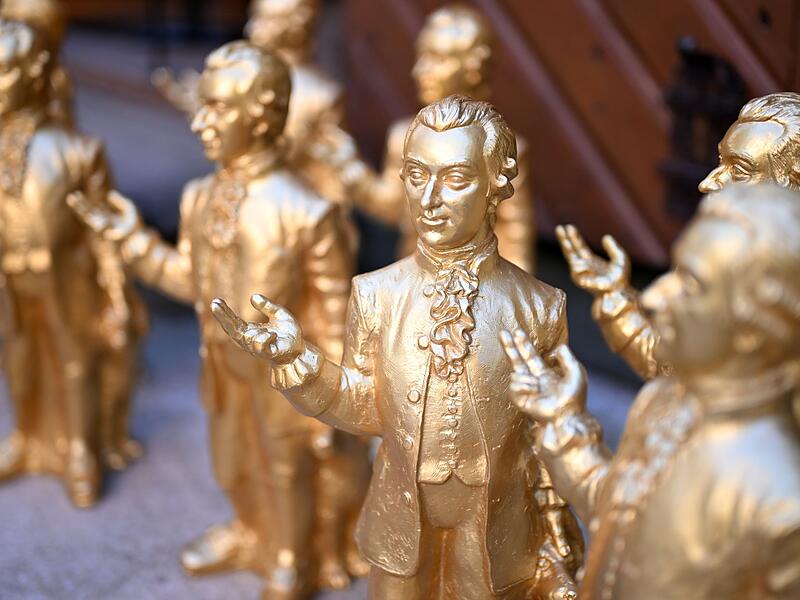 Salzburg feiert 270. Geburtstag Mozarts mit goldenen Figuren Salzburg feiert 270. Geburtstag Mozarts mit goldenen Figuren
