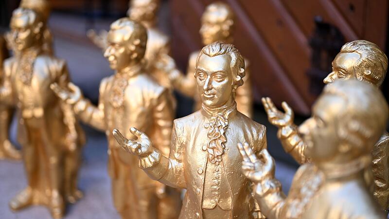 Salzburg feiert 270. Geburtstag Mozarts mit goldenen Figuren