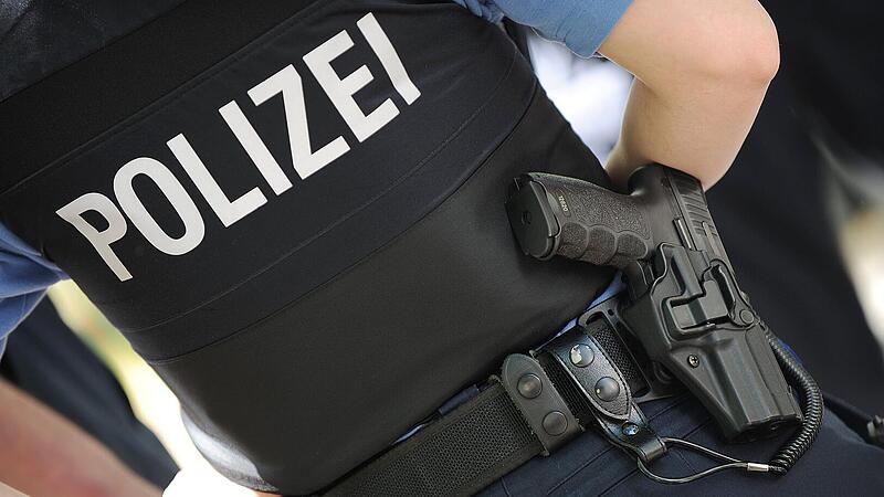 Polizeibeamtin im Einsatz Polizeibeamtin im Einsatz