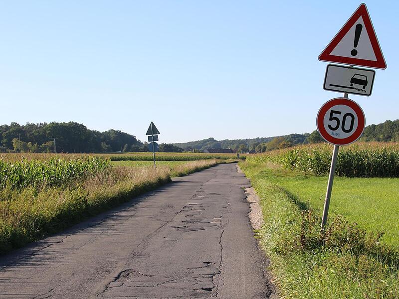 Auf dem inzwischen stark befahrenen ehemaligen Flurbereinigungsweg von Etzelskirchen nach Nackendorf werden Ränder und Fahrbahn saniert, sobald das Baugebiet Etzelskirchen West II erweitert ist. Auf dem inzwischen stark befahrenen ehemaligen Flurbereinigungsweg von Etzelskirchen nach Nackendorf werden Ränder und Fahrbahn saniert, sobald das Baugebiet Etzelskirchen West II erweitert ist.