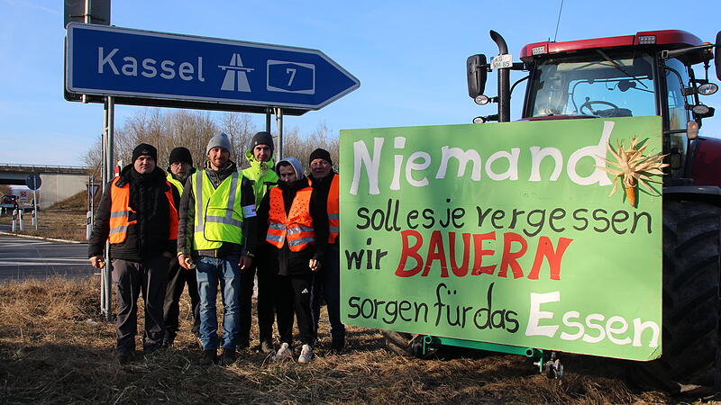 Gemeinsam streiken die Bauern in Hammelburg gegen die Sparpolitik der Bundesregierung.