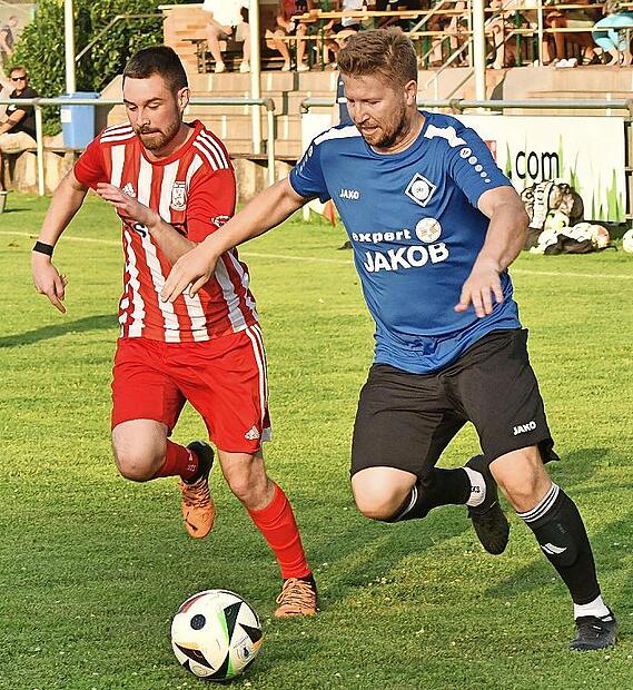 Der Staffelsteiner Ivo Weckbecker (links) verfolgt den ballführenden DJKler Maurice Koch.