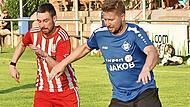 Der Staffelsteiner Ivo Weckbecker (links) verfolgt den ballführenden DJKler Maurice Koch.