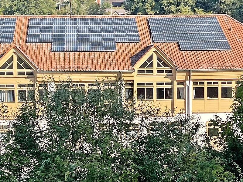 Blick auf die Südseite des Gemeindezentrums Breitbrunn, wo die Gemeinde mit der Dach-Photovoltaikanlage mit gutem Beispiel vorausgegangen ist.