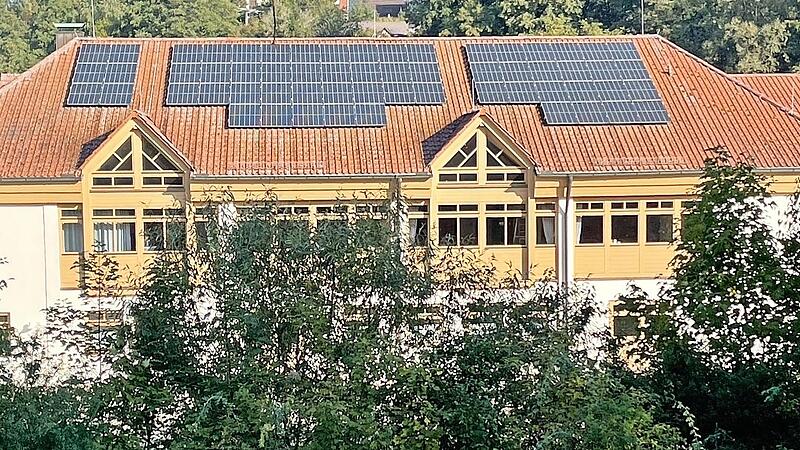 Blick auf die Südseite des Gemeindezentrums Breitbrunn, wo die Gemeinde mit der Dach-Photovoltaikanlage mit gutem Beispiel vorausgegangen ist.