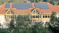 Blick auf die Südseite des Gemeindezentrums Breitbrunn, wo die Gemeinde mit der Dach-Photovoltaikanlage mit gutem Beispiel vorausgegangen ist.