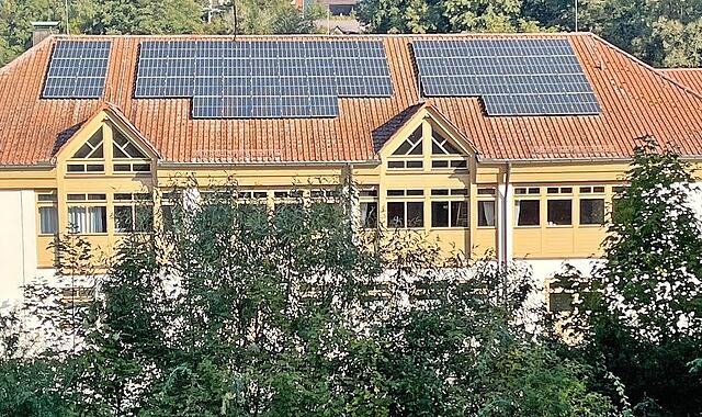 Blick auf die Südseite des Gemeindezentrums Breitbrunn, wo die Gemeinde mit der Dach-Photovoltaikanlage mit gutem Beispiel vorausgegangen ist.