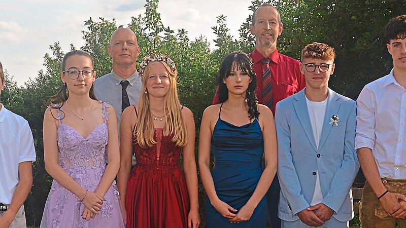 Unser Foto zeigt die Klassenbesten (von rechts): Lukas Kümmert, Jan Knieß, Rektor Georg Göbel, Ksenia Merz, Victoria Radke, Klassenleiter Bernd Klicha, Emely Dänner und Leon Merz. Paul Kißner Unser Foto zeigt die Klassenbesten (von rechts): Lukas Kümmert, Jan Knieß, Rektor Georg Göbel, Ksenia Merz, Victoria Radke, Klassenleiter Bernd Klicha, Emely Dänner und Leon Merz. Paul Kißner