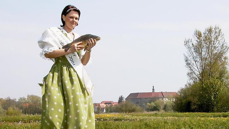 Im Jahr 2001 wurde Sabine Pl&auml;tzer, initiiert vom Karpfenland Aischgrund, als erste Aischgr&uuml;nder Karpfenk&ouml;nigin in H&ouml;chstadt ins Amt eingef&uuml;hrt.