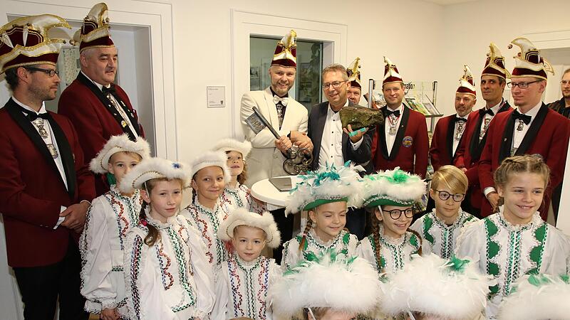 Dieses Bild stammt vom 11. 11. des Jahres 2018: KVW-Sitzungspräsident  Christian Brettschneider nahm dem damaligen Bürgermeister Wolfgang Bauersachs den Rathausschlüssel ab. Vier Jahre und zwei Wahlen später ist Brettschneider selber Bürgermeister...