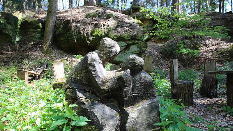 Station Nummer 9 von Cordula Pflederer: &bdquo;Und er heilt die Menschen von allerlei Gebrechen&ldquo; (Markus 1, 32-34).