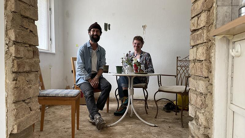Kaffee auf der Baustelle "Wiesenthaus" in deKaffee auf der Baustelle "Wiesenthaus" in der Fränkischen Schweiz. Ben Mayer (links) und Max Schmidt (rechts) wollen bis Dezember mit der Renovierung fertig sein.r Fränkischen Schweiz. Ben Mayer (links) und Max Schmidt (rechts) wollen bis zum Dezember mit der Renovierung fertig sein.