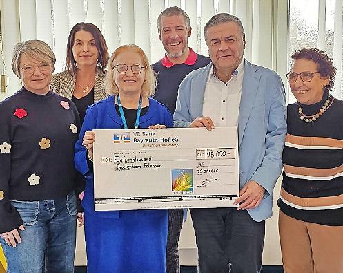 Die symbolische Scheck&uuml;bergabe fand in M&uuml;nchberg statt (v.&nbsp;l.): Ursula Schneider, Sandra Witt (Kinderpalliativzentrum und Br&uuml;ckenteam Uniklinikum Erlangen), Chara Gravou-Apostolatou, Torsten Stelzer (Gesch&auml;ftsf&uuml;hrung Amal-Stiftung), Marwan Khoury ...