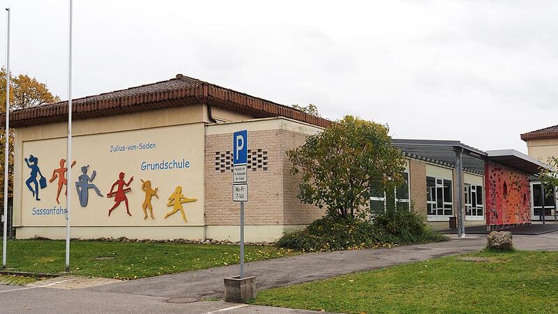 Die Julius-von-Soden-Grundschule Sassanfahrt muss aufgrund des baulichen Zustands generalsaniert werden.