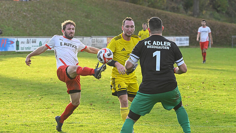 Der Heilgersdorfer Sebastian Steiner streckt sich, kommt aber nicht mehr ganz an den Ball, der sichere Beute für Weidhausens Keeper Lukas Faber ist. Der Heilgersdorfer Sebastian Steiner streckt sich, kommt aber nicht mehr ganz an den Ball, der sichere Beute für Weidhausens Keeper Lukas Faber ist.