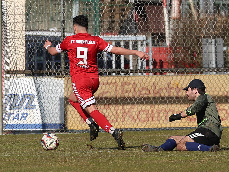 Nordhalbens Ilyasse Oauziz (rot) hat den Wilhelmsthaler Keeper Felix Gold &uuml;berspielt und hat keine M&uuml;he, den Ball im leeren Tor zu versenken.