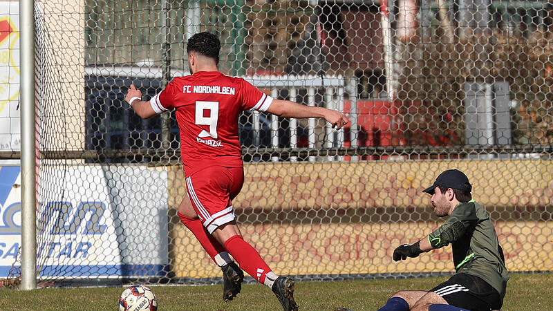 Nordhalbens Ilyasse Oauziz (rot) hat den Wilhelmsthaler Keeper Felix Gold &uuml;berspielt und hat keine M&uuml;he, den Ball im leeren Tor zu versenken.