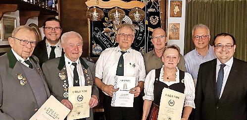 Gerhard Künzel, Christian Behr, Ludwig Götz, Wolfgang Strüh, Dieter Klehr, Silvia Wagner, Heinz Künzel und Bürgermeister Thomas Söder. Gerhard Künzel, Christian Behr, Ludwig Götz, Wolfgang Strüh, Dieter Klehr, Silvia Wagner, Heinz Künzel und Bürgermeister Thomas Söder.