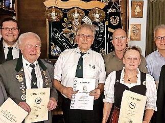 Gerhard Künzel, Christian Behr, Ludwig Götz, Wolfgang Strüh, Dieter Klehr, Silvia Wagner, Heinz Künzel und Bürgermeister Thomas Söder. Gerhard Künzel, Christian Behr, Ludwig Götz, Wolfgang Strüh, Dieter Klehr, Silvia Wagner, Heinz Künzel und Bürgermeister Thomas Söder.