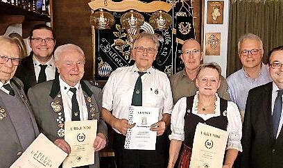 Gerhard Künzel, Christian Behr, Ludwig Götz, Wolfgang Strüh, Dieter Klehr, Silvia Wagner, Heinz Künzel und Bürgermeister Thomas Söder. Gerhard Künzel, Christian Behr, Ludwig Götz, Wolfgang Strüh, Dieter Klehr, Silvia Wagner, Heinz Künzel und Bürgermeister Thomas Söder.