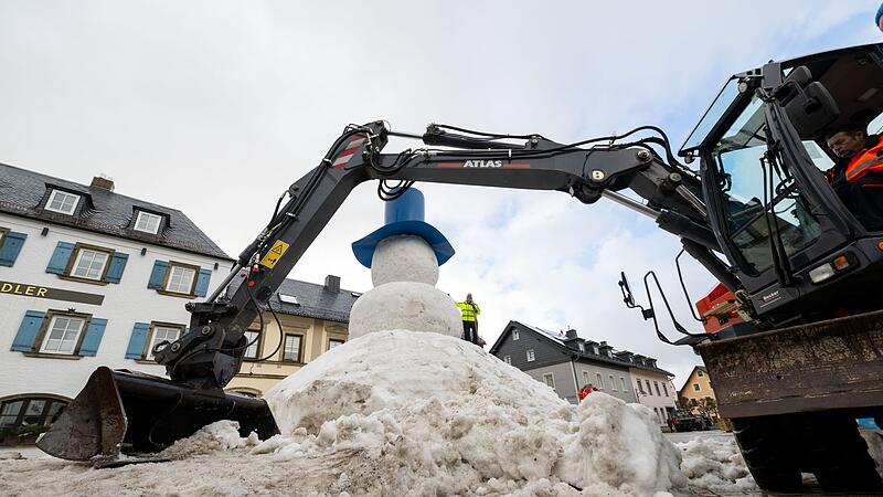 Bau eines riesigen Schneemanns Bau eines riesigen Schneemanns