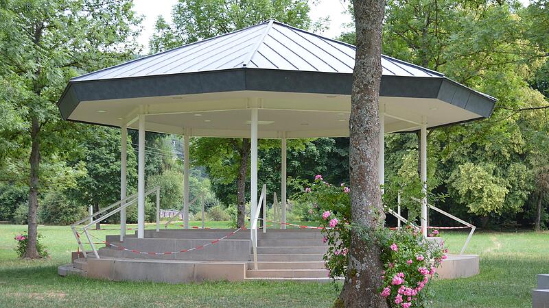 Sieht einladend aus, ist aber momentan nicht zug&auml;nglich: der Pavillon im Kurgarten in Bad Bocklet.