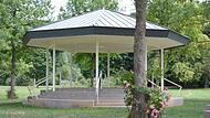 Sieht einladend aus, ist aber momentan nicht zugänglich: der Pavillon im Kurgarten in Bad Bocklet. Sieht einladend aus, ist aber momentan nicht zugänglich: der Pavillon im Kurgarten in Bad Bocklet.