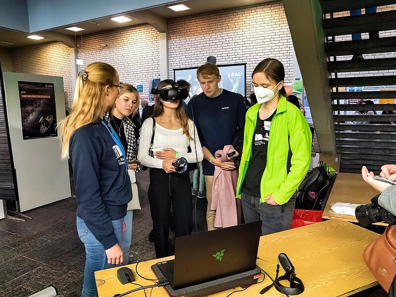 Vor dem Audimax konnten Besucher mit einer VR-Brille durch das Sonnensystem fliegen, während rund 100 Besucher im Audimax einem Vortrag zur Darstellung von Außerirdischen in Film und Buch gebannt folgten. Vor dem Audimax konnten Besucher mit einer VR-Brille durch das Sonnensystem fliegen, während rund 100 Besucher im Audimax einem Vortrag zur Darstellung von Außerirdischen in Film und Buch gebannt folgten.
