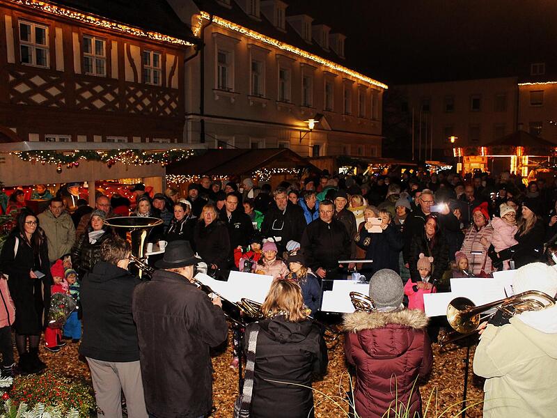 Eine Bläsergruppe spielt im Gedränge des Weihnachtsmarktes. Eine Bläsergruppe spielt im Gedränge des Weihnachtsmarktes.