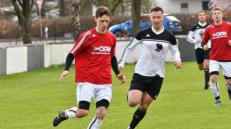 Der Burgkunstadter Hannes Kern (links) spielt de sicheren Pass zum Torwart, bevor der Meederer Benjamin Krau&szlig;er eingreifen kann.