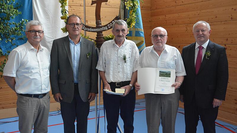 40 Jahre im Dienst als „Siebener“ Karl Schneider (Mitte) und Siegfried Kötzner ganze 55 Jahre ( zweiter von rechts). Es gratulieren Kreisobmann Peter Hart (links), Jürgen Bauer (LDBV) und Landrat Thomas Bold.
