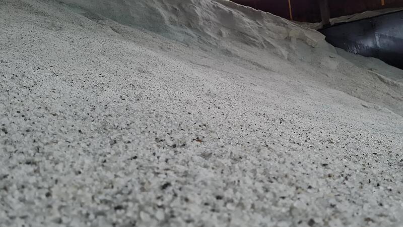 Um die Stra&szlig;en von Eis uns Schnee freizuhalten, ist der Einsatz von Streusalz unerl&auml;sslich.