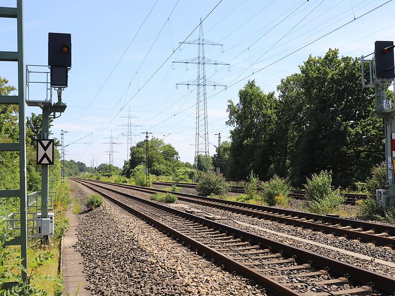 Wichtige Bahnstrecke zwischen Köln und Düsseldorf gesperrt Wichtige Bahnstrecke zwischen Köln und Düsseldorf gesperrt